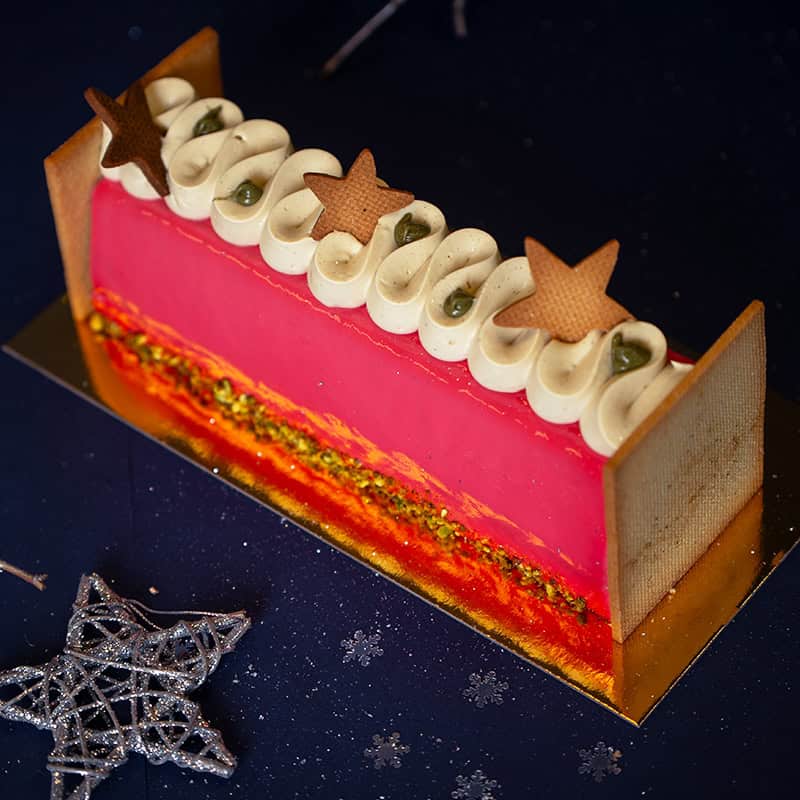 bûche-fruits-rouge-et-pistaches